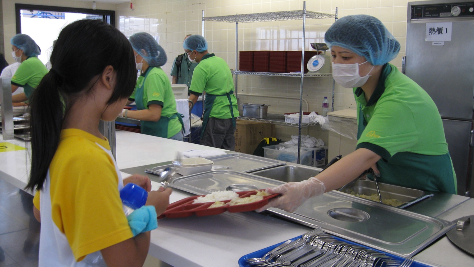 On-site meal portioning at school using reusable trays
