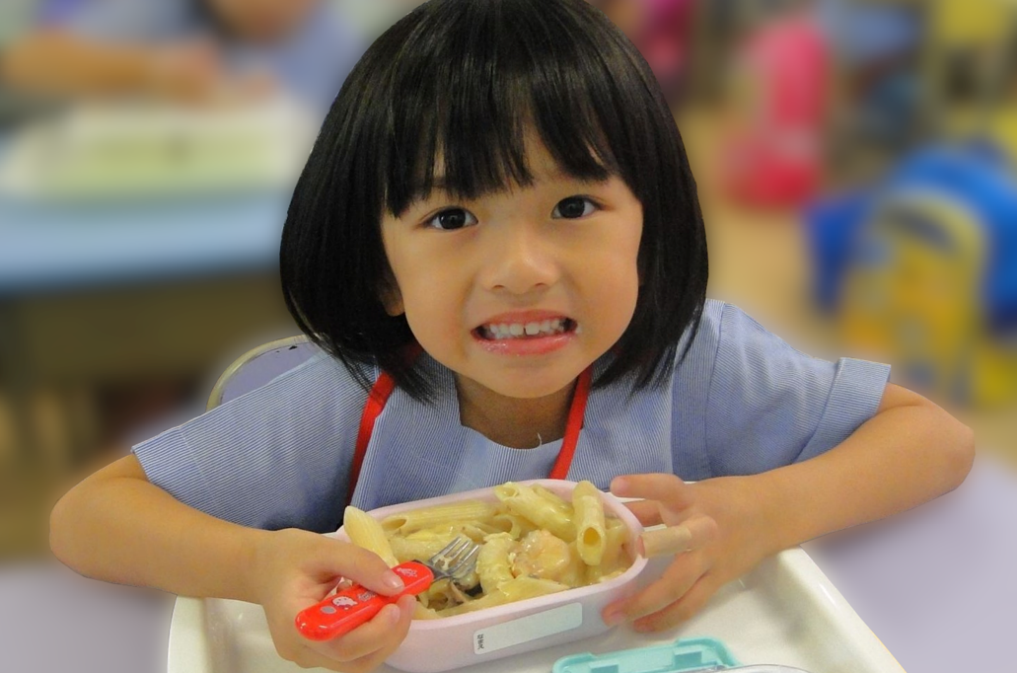 Illustration of students bringing their own lunch in reusable containers